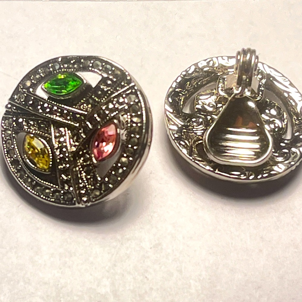 Vintage clip on earrings ~